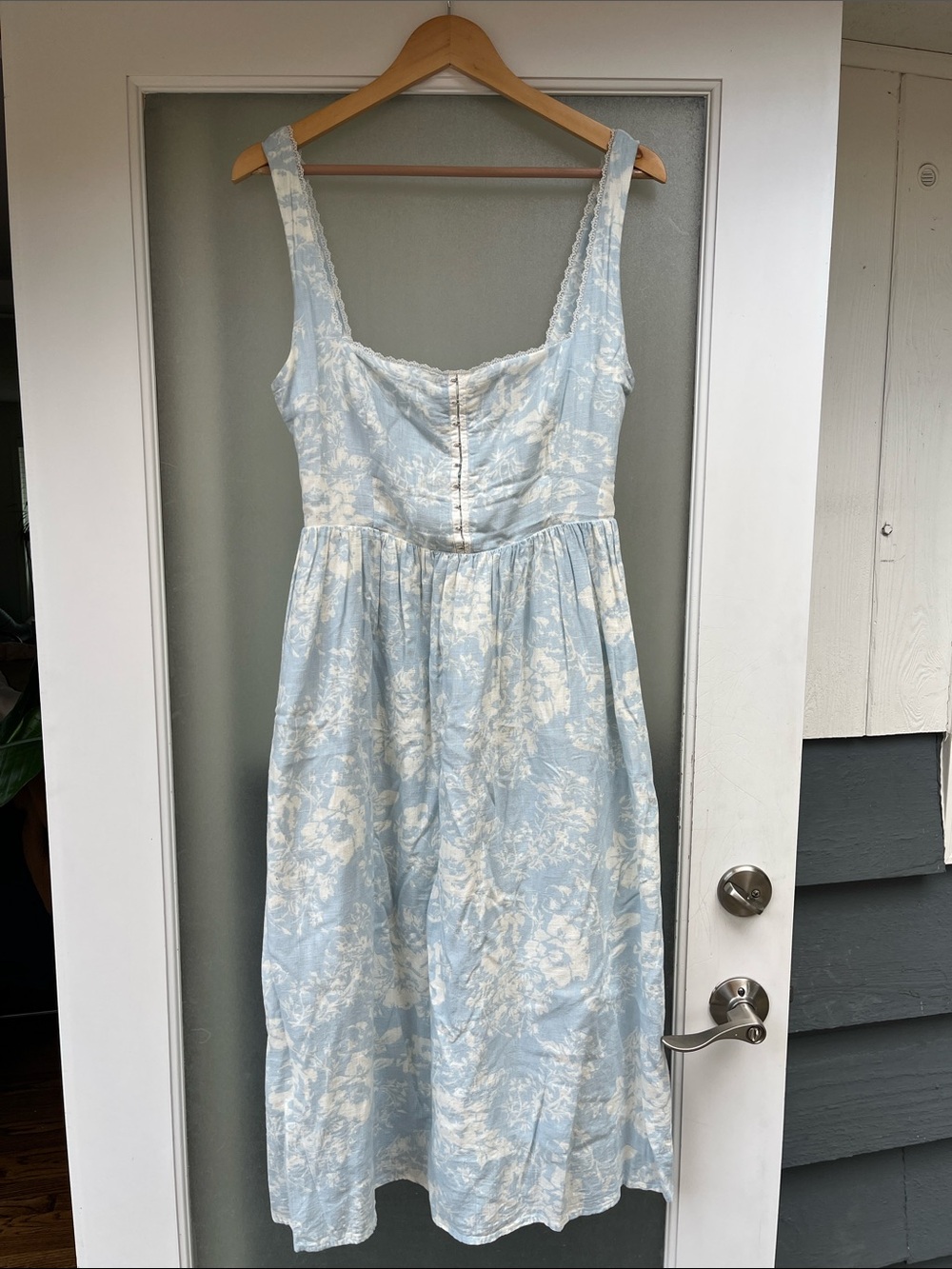 Sleeveless Light Blue Floral Midi Dress with Sweetheart Neckline